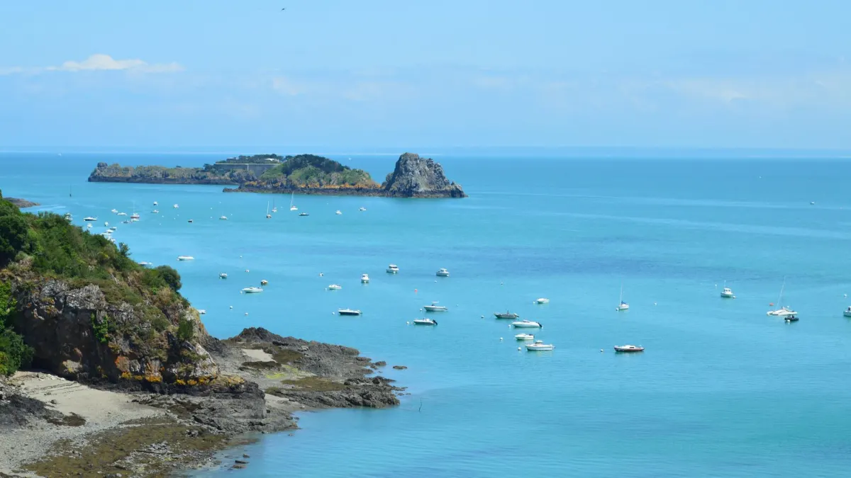 Guide pratique : organiser un séjour en camping‑car en Bretagne cet été