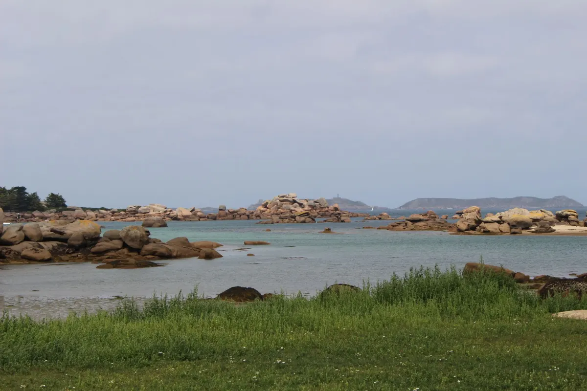 Pourquoi la Côte de Granit Rose est rose ? Explications scientifiques